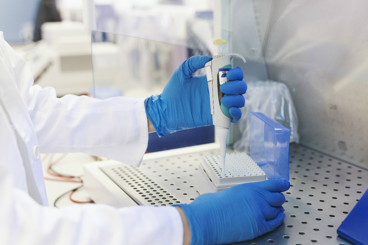 Researchers working in a laboratory, using medical analysis equipment.